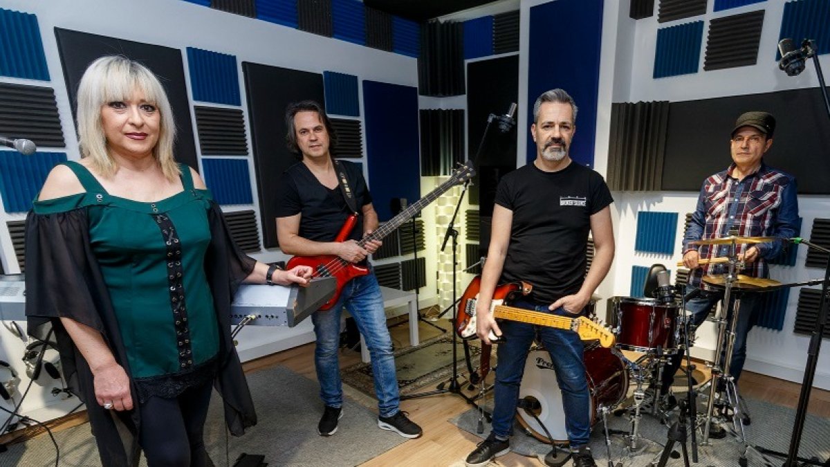 Daría Ras (voz), Peri (bajo), Alberto (guitarra) y Dio (batería), componentes de Frío, en el estudio Fénix de Rodrigo Vázquez antes de grabar el videoclip de ‘Besos de Dolor’. SANTI OTERO