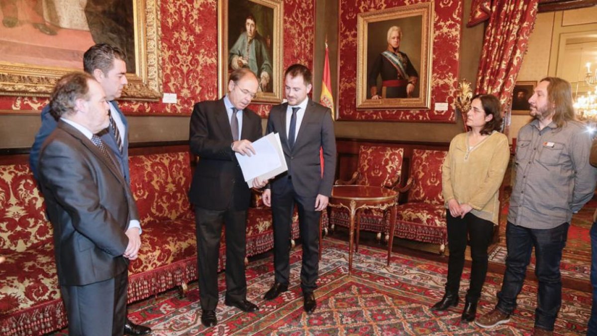 Pío García Escudero entregó a Alberto Carrera la declaración.-Aedcoro