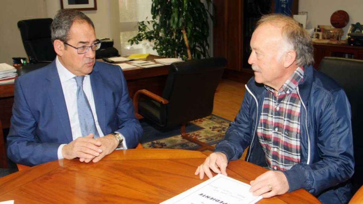 El delegado de la Junta (izquierda) charla con el alcalde fredense en la sede regional en Burgos.-ECB