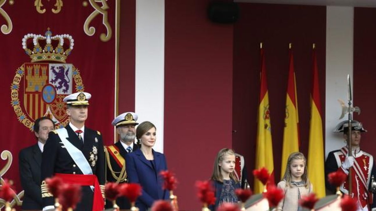 Los reyes Felipe y Letizia, junto a sus hijas Sofía y Leonor, presiden el desfile del Día de la Hispanidad.-EFE / JAVIER LIZÓN