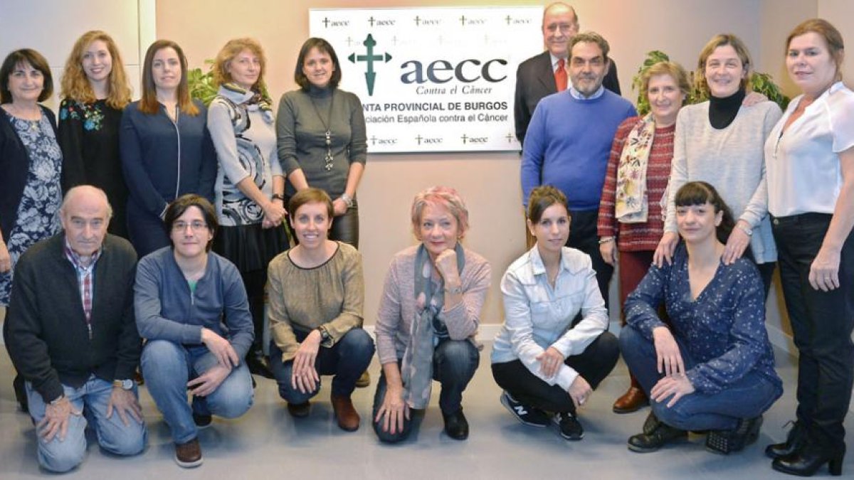 Foto de familia del presidente, técnicos y profesores de la delegación burgalesa de la Asociación Española Contra el Cáncer.-ISRAEL L. MURILLO