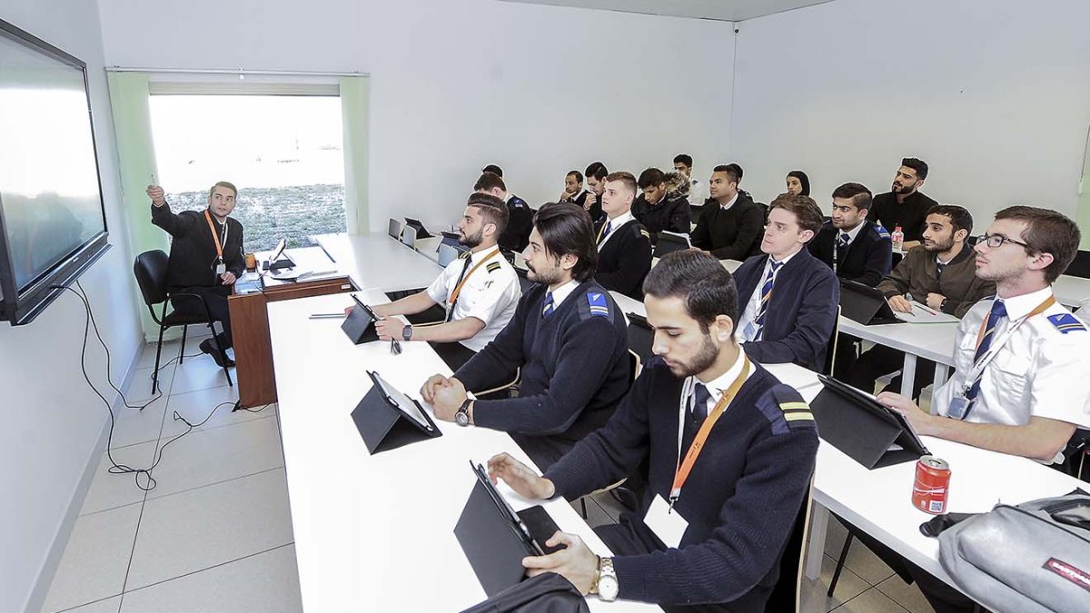Alumnos de Flybyschool en el aeropuerto de Villafría (Burgos). / ISRAEL L. MURILLO