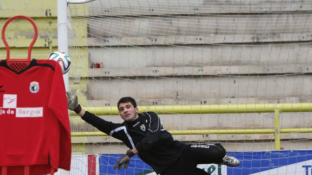 Álvarodel Val durante un entrenamiento de la pasada temporada.-RAÚL G. OCHOA