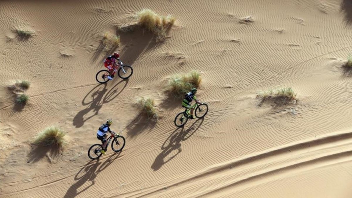 Imagen de un momento de la prueba ciclista de la Titan Desert.-