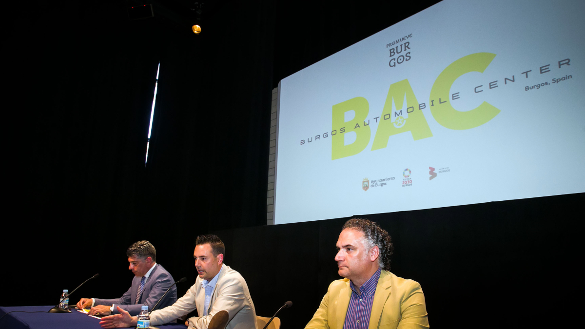 Alberto Molina, el ya exdirector de proyectos, durante la presentación del Burgos Automóvil Center (BAC) con De la Rosa y Marañón. TOMÁS ALONSO