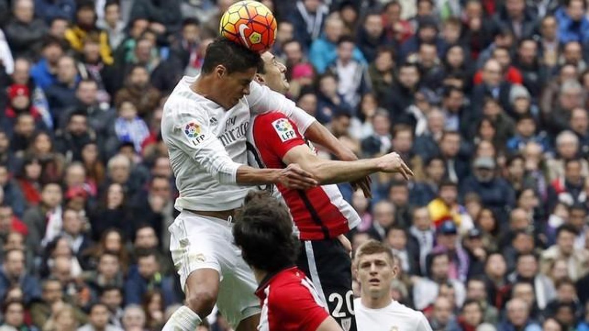 Varane, en una acción con Aduriz que le costó la segunda amarilla.-REUTERS / ANDREA COMAS
