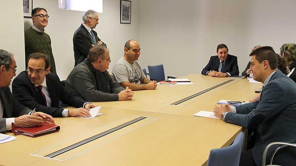 El consejero presidió una reunión en la que los altos cargos de la Consejería informaron a los vecinos.-ECB