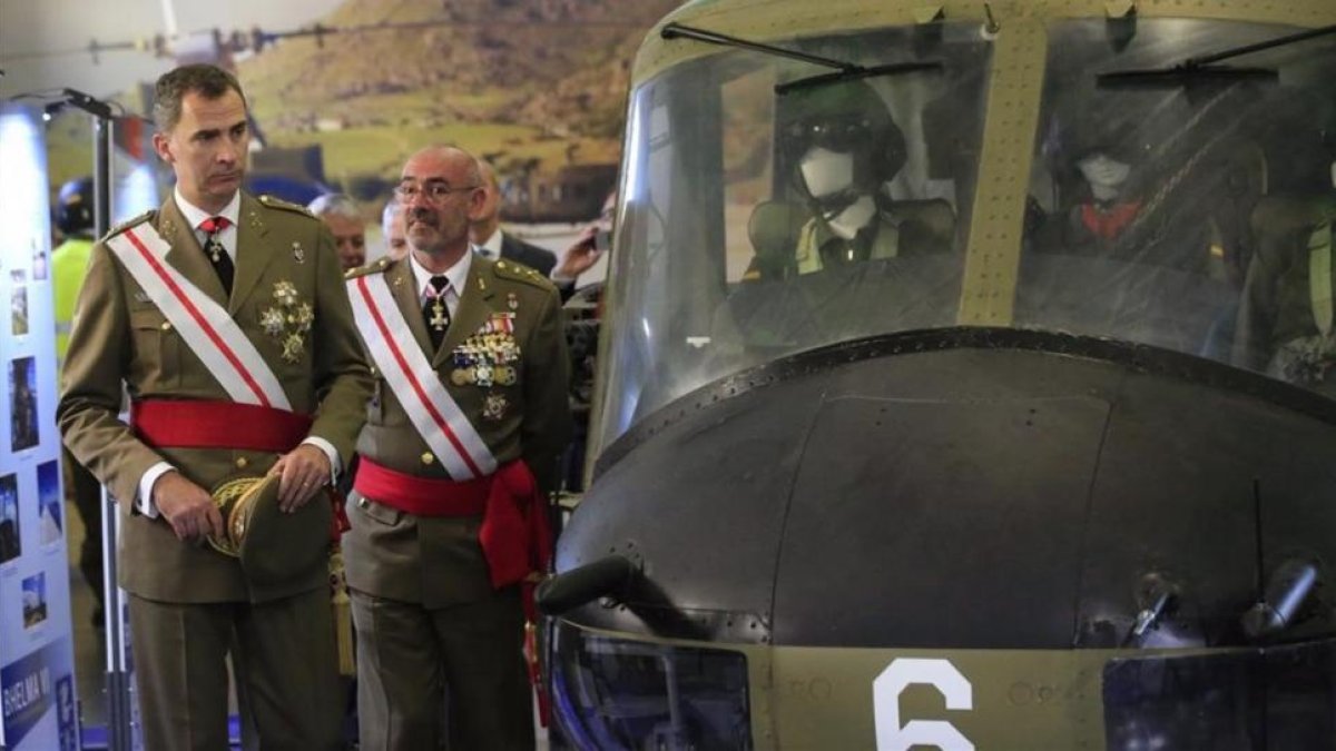 El rey Felipe durante una visita a una base en Colmenar Viejo (Madrid), el pasado 23 de junio.-EFE