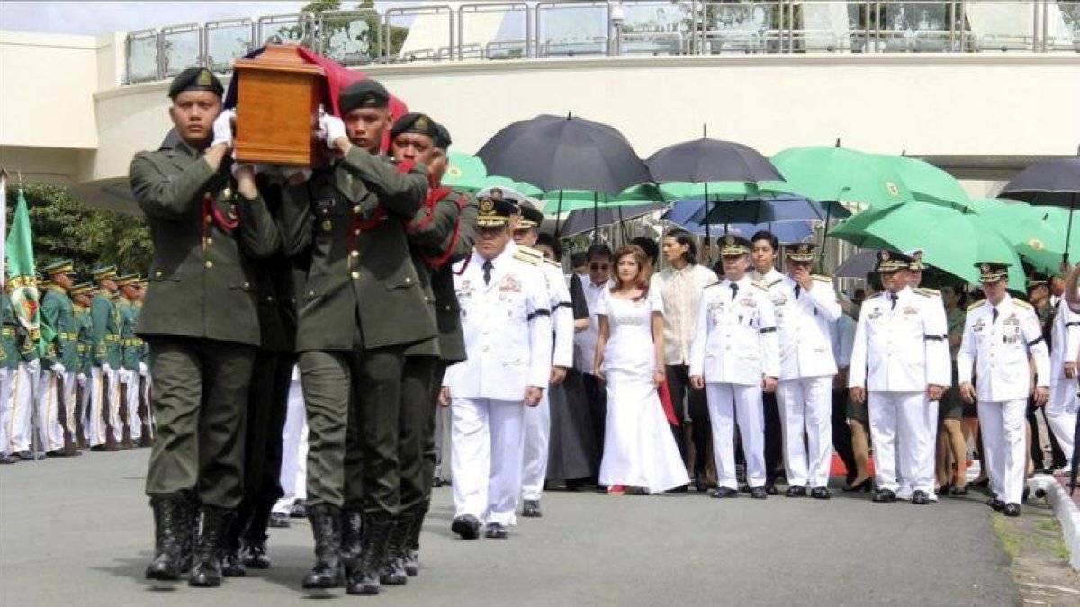 Ceremonia de entierro del exdictador Ferdinand Marcos, en el Cementerio de los Héroes de Filipinas, en Pasay (Manila), este viernes.-EFE