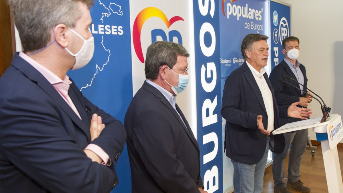 Francisco Vázquez, en el centro, en un momento de la rueda de prensa. ISRAEL L. MURILLO