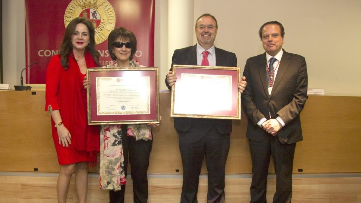 La viuda de Angel Velasco y el consejero de Educación, Fernando Rey, son nombrados consejeros eméritos del Consejo Consultivo durante la aprobación de la memoria del año 2015, a la que asisten la presidenta de las Cortes de Castilla y León, Silvia Clement-ICAL