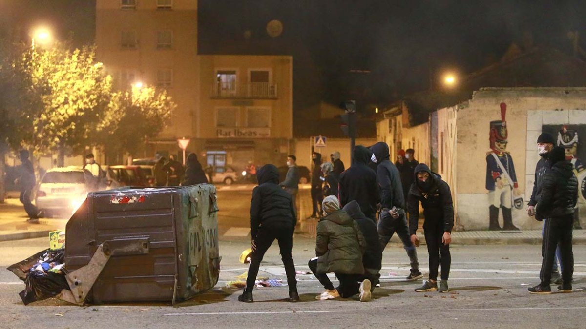 La Policía cree que los agitadores comenzaron los altercados y luego se esfumaron. FOTOS: R. OCHOA