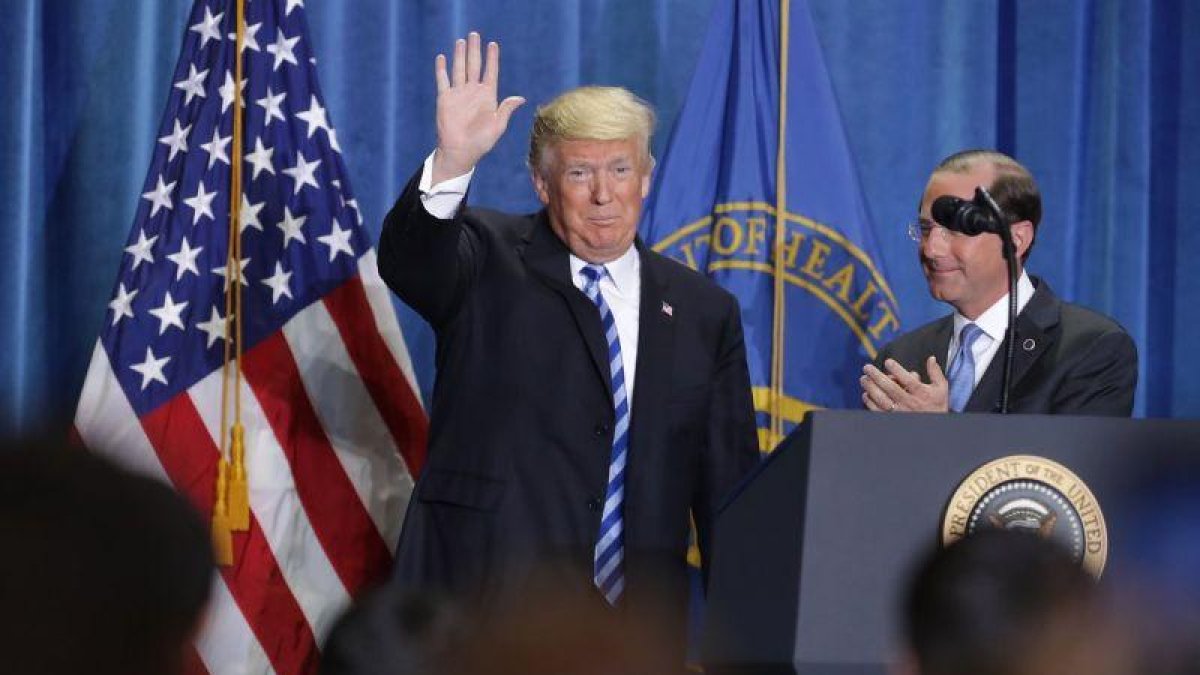 El presidente de los Estados Unidos, Donald Trump, anuncia un plan para revisar la forma en que Medicare paga ciertos medicamentos.-EPA/GETTY IMAGES POOL