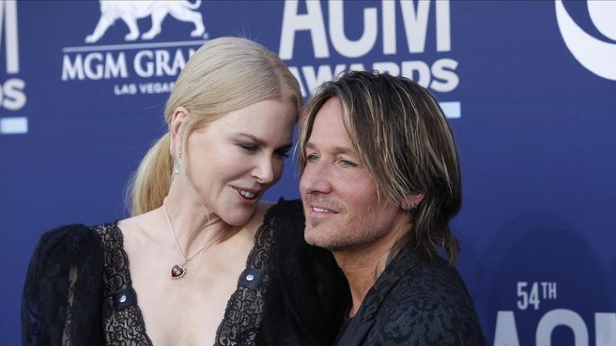 Keith Urban y Nicole Kidman posan en los premios ACM de música country.-EFE / NINA PROMMER
