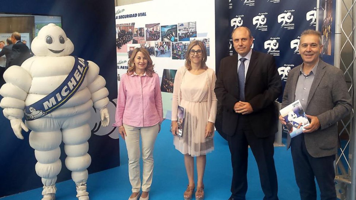 Moñux junto a Raquel González, Celia Bombín y Félix Sanchidrián.-L. V.