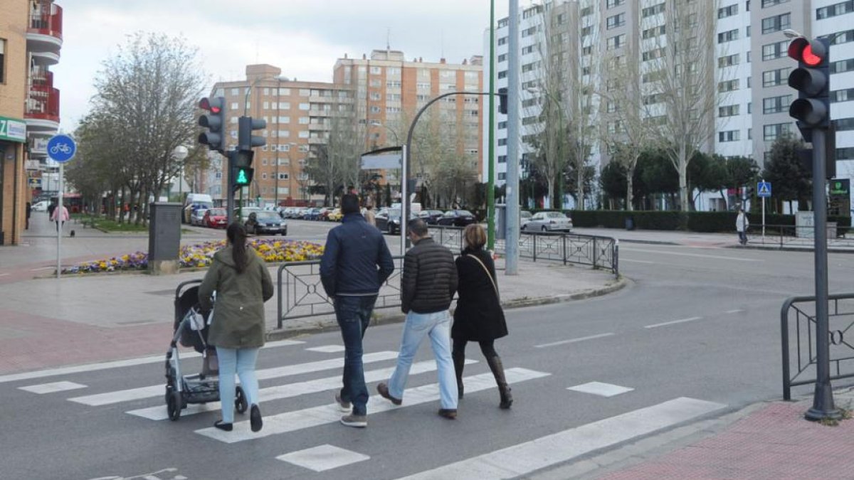Un grupo de peatones cruza una calle con semáforo en verde.-ISRAEL L. MURILLO