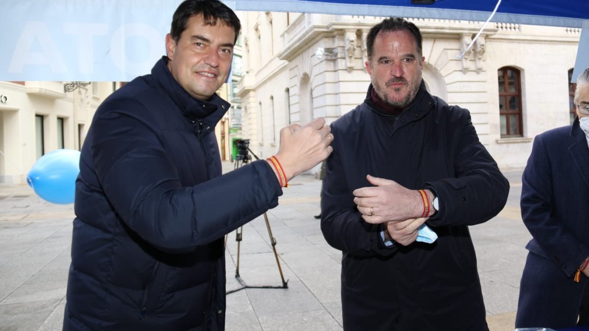 Ibáñez e Iturgaiz en la carpa del PP en el centro de Burgos. ECB