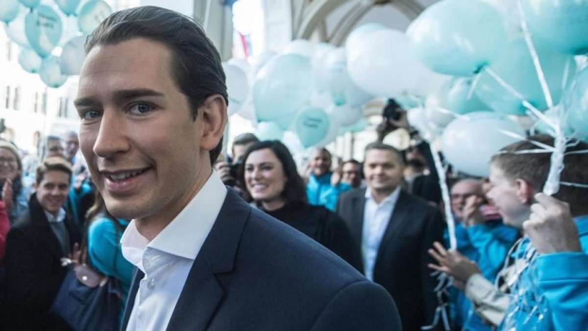 El candidato conservador a las presidenciales austriacas, Sebastian Kurz, saluda a sus simpatizantes en un acto en Viena (Austria).-EFE / CHRISTIAN BRUNA