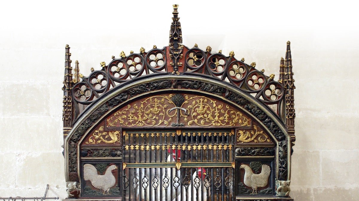 Junto a la puerta de la antigua torre viven las dos aves, frente al sepulcro del Santo Domingo, burgalés de Viloria. Se las escucha cantar, resonando el eco en la Catedral como recordatorio de los milagros del patrón.