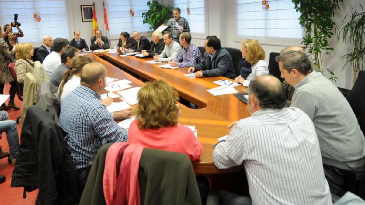 El responsable de Transportes, Ignacio Santos, y el delegado territorial de la Junta, Baudilio Fernández Mardomingo (al fondo), durante su reunión con los operadores.-ISRAEL L. MURILLO