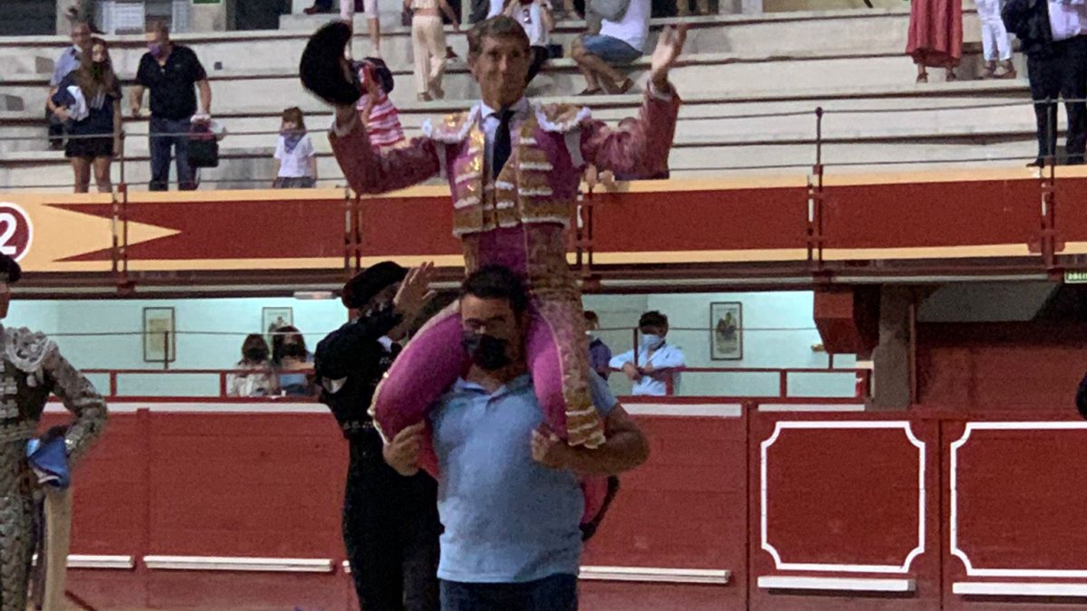 Manuel Escribano sale a hombros de la plaza de Arnanda. P.L.L.
