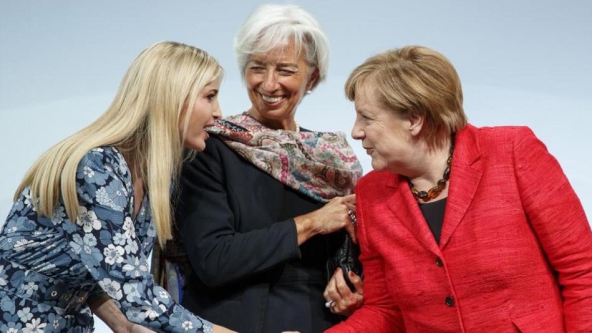 La hija del presidente estadounidense, Ivanka Trump, saluda a la canciller alemana, Angela Merkel, en presencia de la directora del FMI, Christine Lagarde.-EFE / CARSTEN KOALL