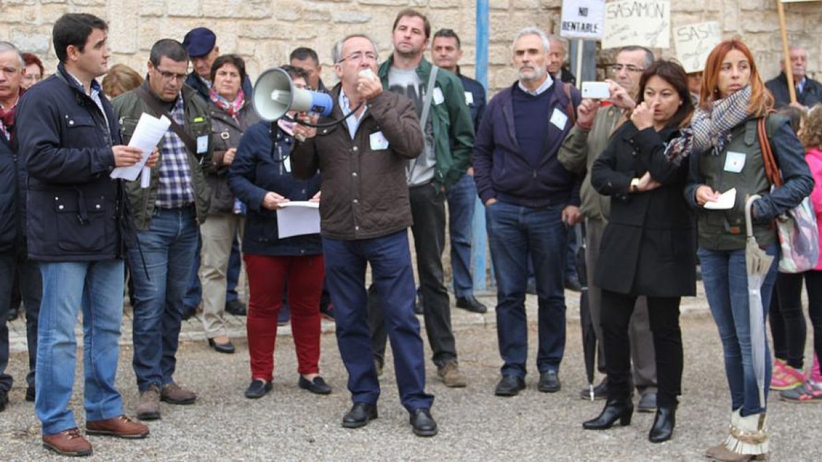 El alcalde de Villadiego, Ángel Carretón, con el megáfono en mano durante la concentración de ayer en defensa de la sanidad rural.-ECB