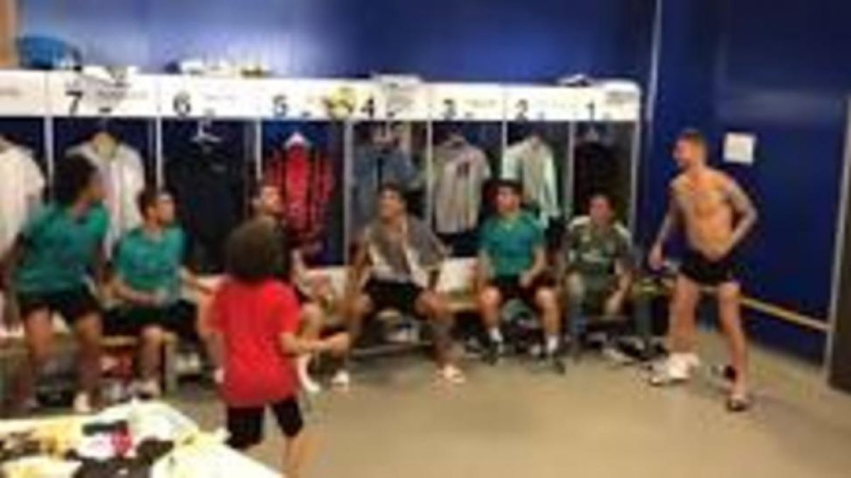 El hijo de Marcelo, en el vestuario blanco.-TWITTER