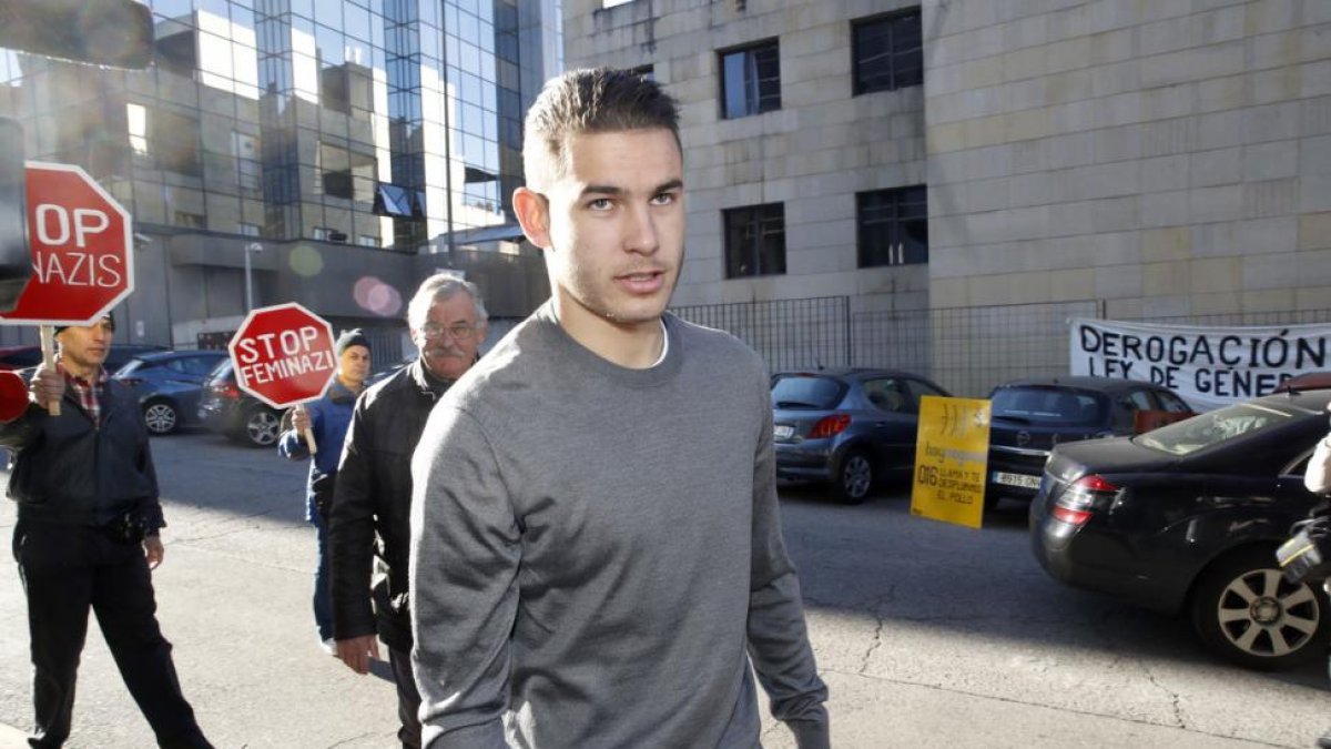 Lucas Hernández, a su llegada a los juzgados.-EFE