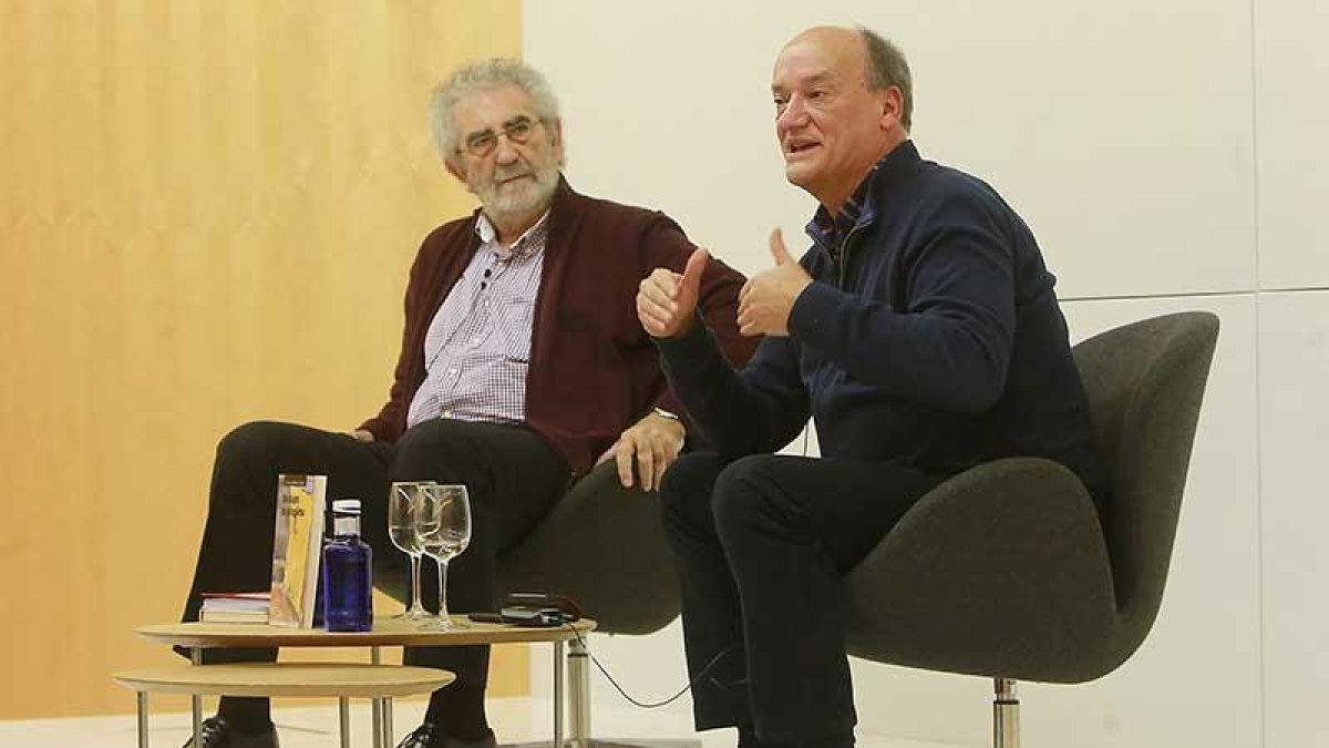 Gustavo Martín Garzo (d.) y Ernesto Escapa, durante el diálogo cómplice mantenido en el MEH.-Raúl Ochoa