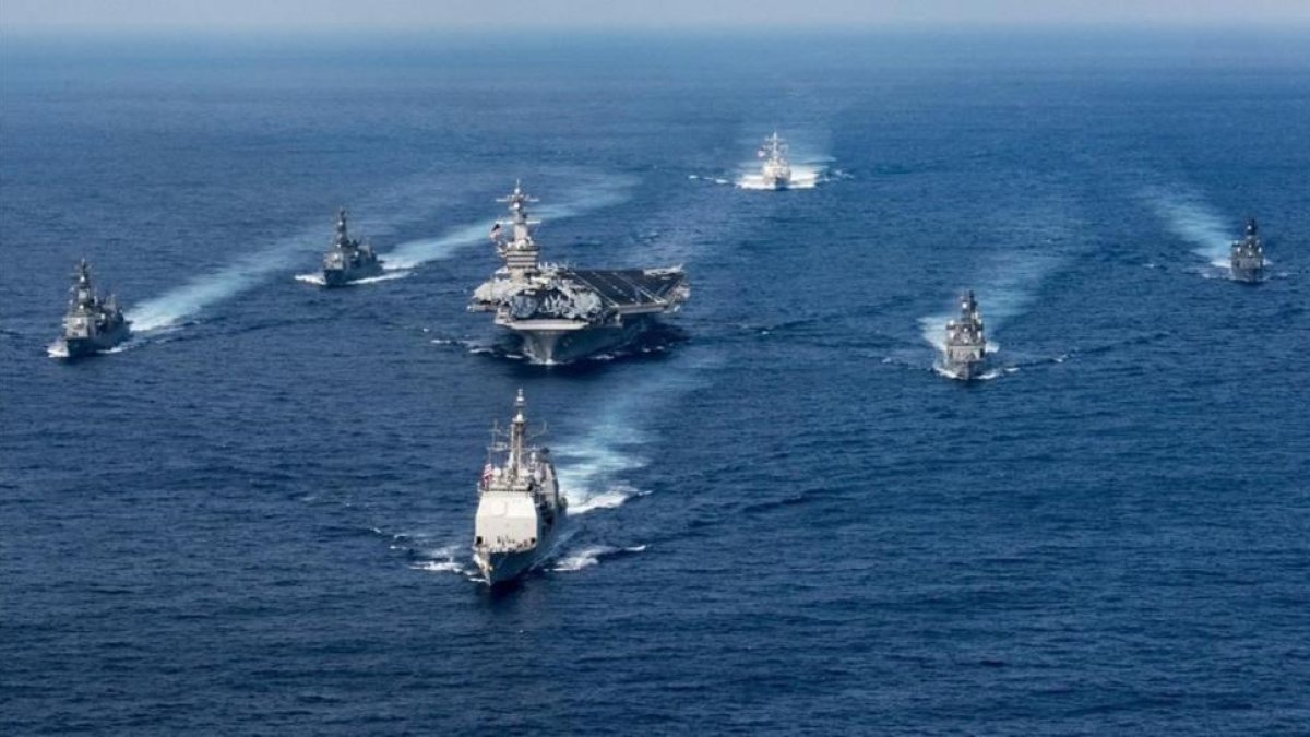 El portaviones Carl Vinson escoltado por varios destructores y cruceros el pasado mes de marzo.-EFE