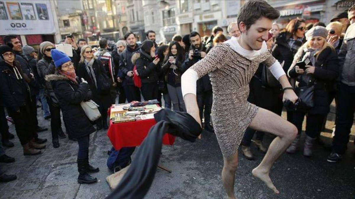 Kaan Vural, un joven turcosudafricano, participa en una protesta con minifalda en Estambul.-Foto: REUTERS / MURAD SEZER