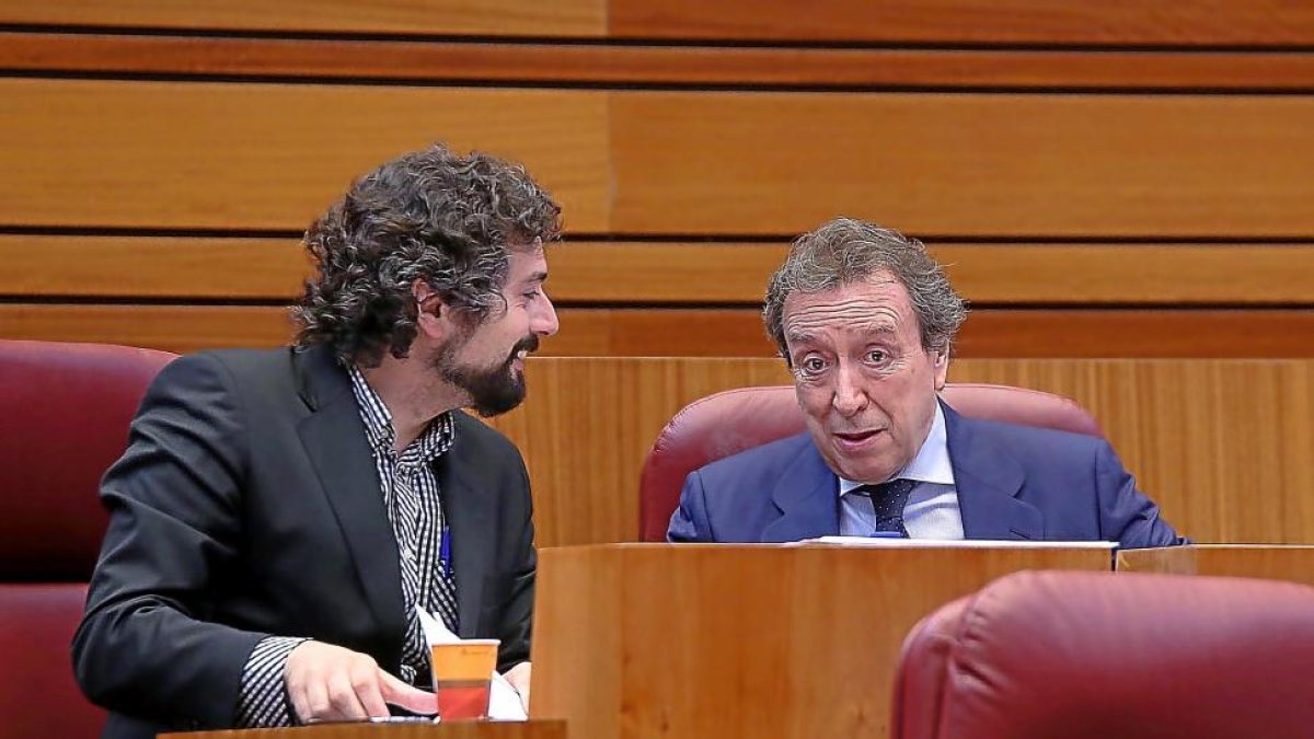 El consejero De Santiago-Juárez, a la derecha, conversa con el procurador de IU, José Sarrión.-ICAL