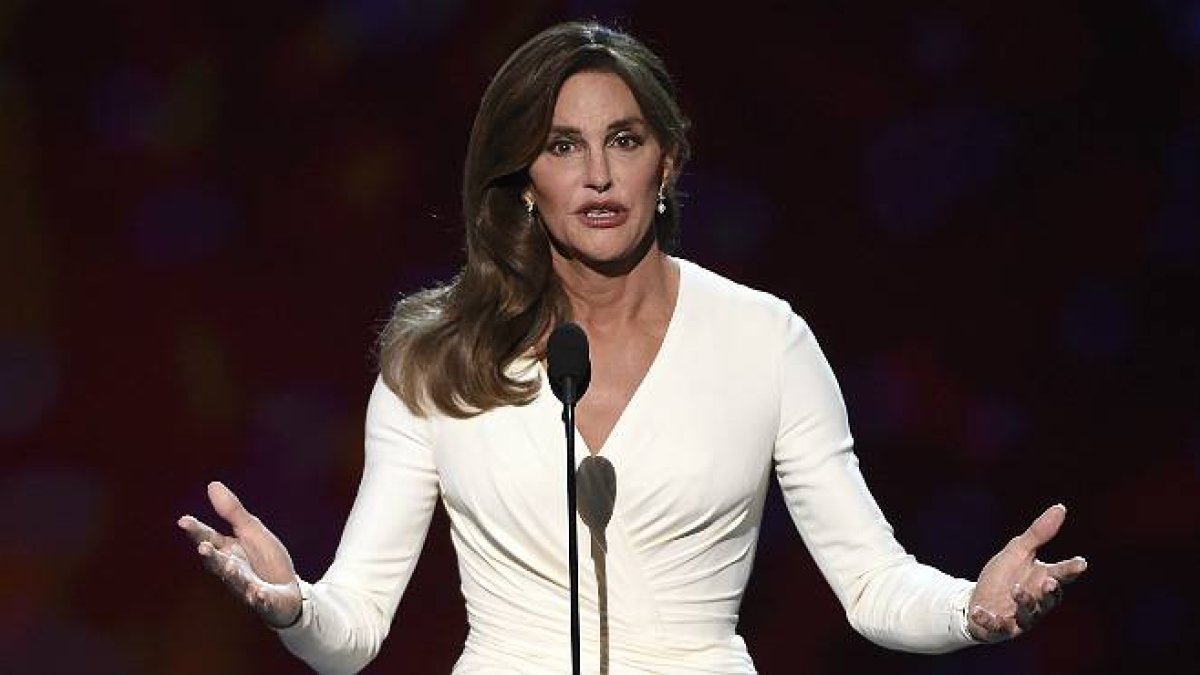 Caitlyn Jenner recibe el premio ESPY Awards 2015 por su coraje, con un emotivo discurso.-Foto: AP