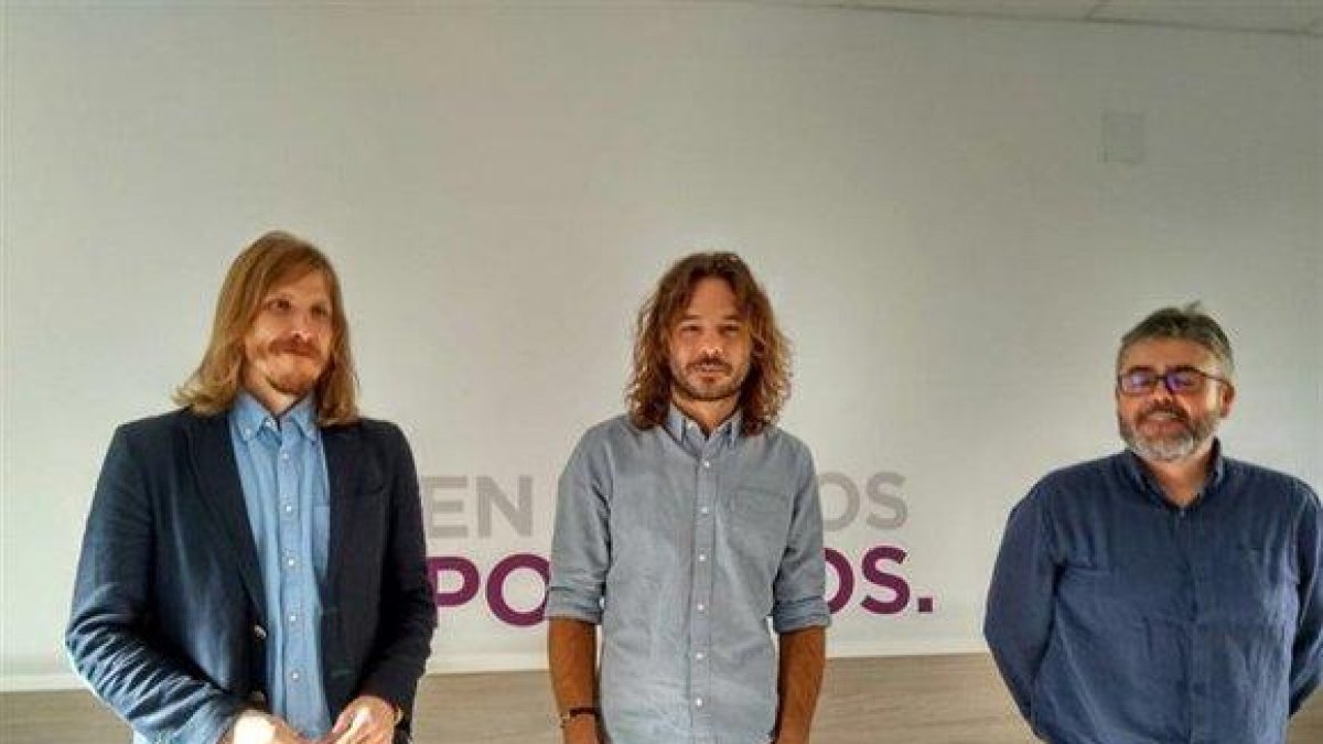 En el centro, el exdiputado de Unidos Podemos Miguel Vila.-