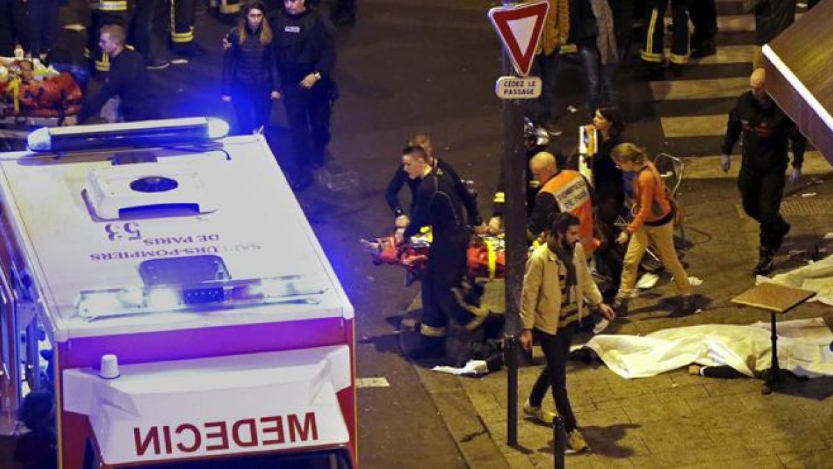 Imágenes del momento de los fusilamientos en la sala Bataclan de París.-