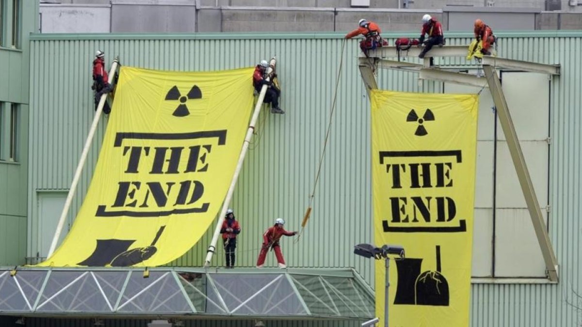 Protesta de Greenpeace en el 2014 contra la central nuclear suiza de Beznau, que ya lleva 47 años funcionando.-URS FLUEELER