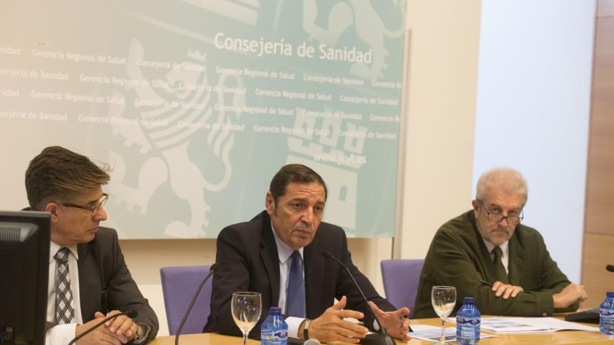 El consejero de Sanidad, Antonio María Sáez (C), presenta la campaña de vacunación frente a la gripe y el neumococo. Le acompaña en la imagen, Agustín Álvarez Nogal (D), director general de salud pública y Rafael López Iglesias (I), director gerente de la-Ical