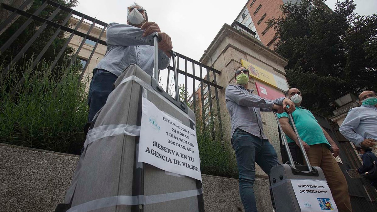 La concentración de agentes de viajes burgaleses tuvo lugar ayer ante la Subdelegación del Gobierno. / RAÚL G. OCHOA