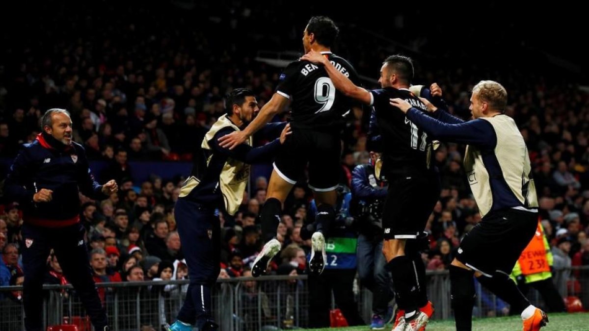 Ben Yedder celebra su primer gol en Old Trafford.-/ REUTERS / JASON CAIRNDUFF