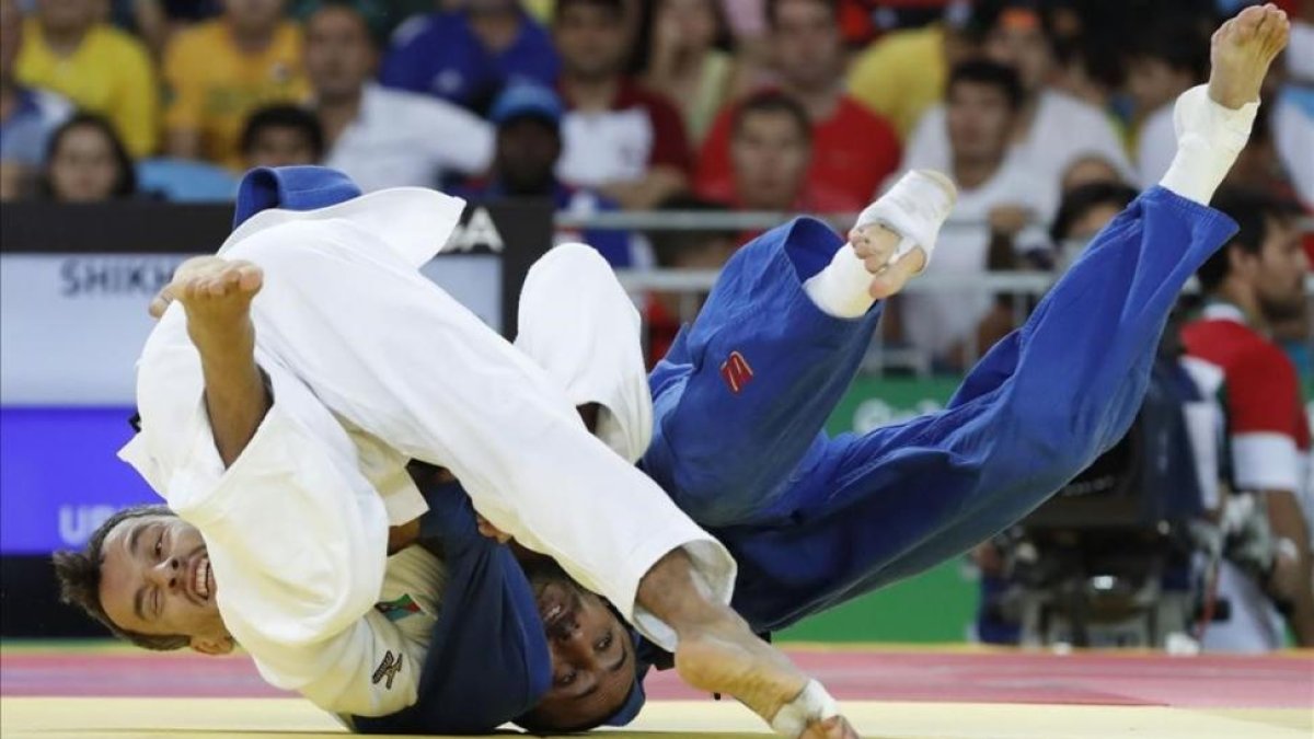 El judoca español Sugoi Uriarte (de azul) compite con el azerbayano Nijat Shikhalizada.-AFP / JACK GUEZ