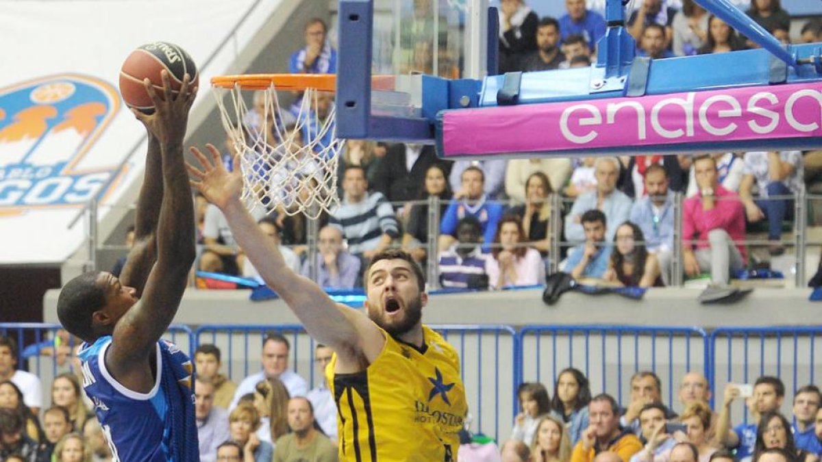 Thompson anota ante el jugador del Iberostar Tenerife Tobey, ayer.-ISRAEL L. MURILLO