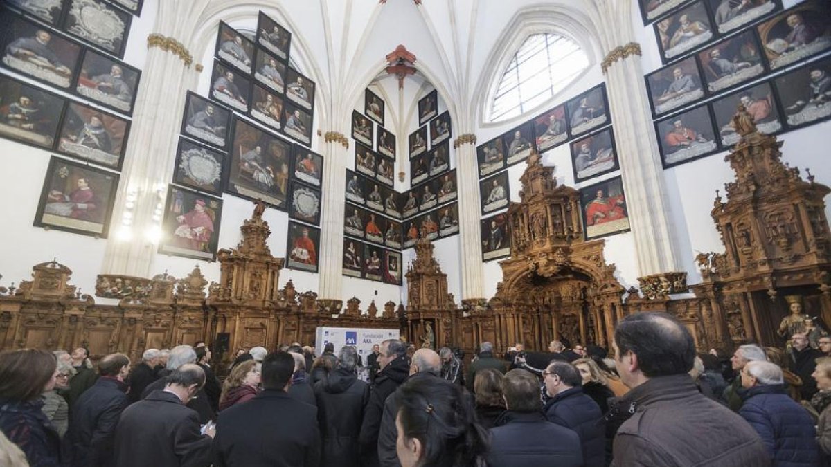 La actuación en Santa Catalina ha incluido la restauración de los 154 retratos, la mayoría de obispos de la Diócesis, que visten sus paredes.-Santi Otero