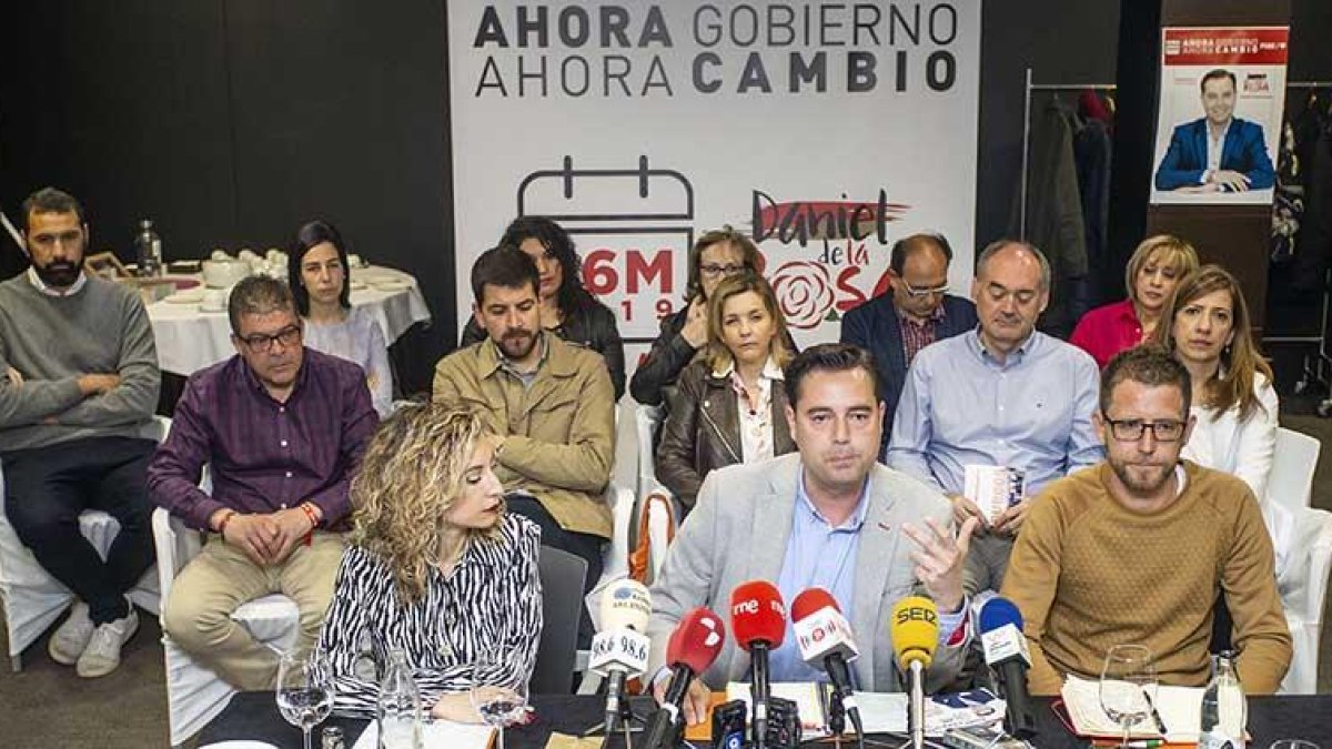 El aspirante a la Alcaldía, Daniel de la Rosa, presentó ayer las líneas básicas de su programa junto a parte de los miembros de su candidatura.-ISRAEL L. MURILLO