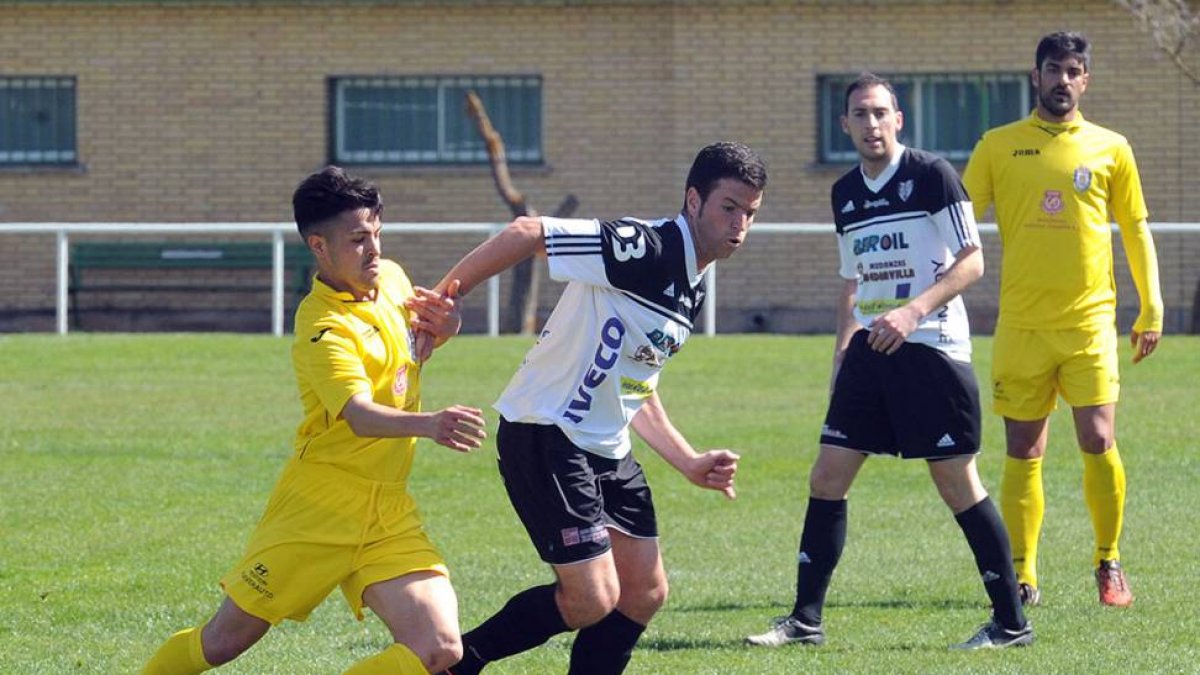 Pekas protagoniza una arrancada perseguido por un defensor del Real Ávila-Israel L. Murillo