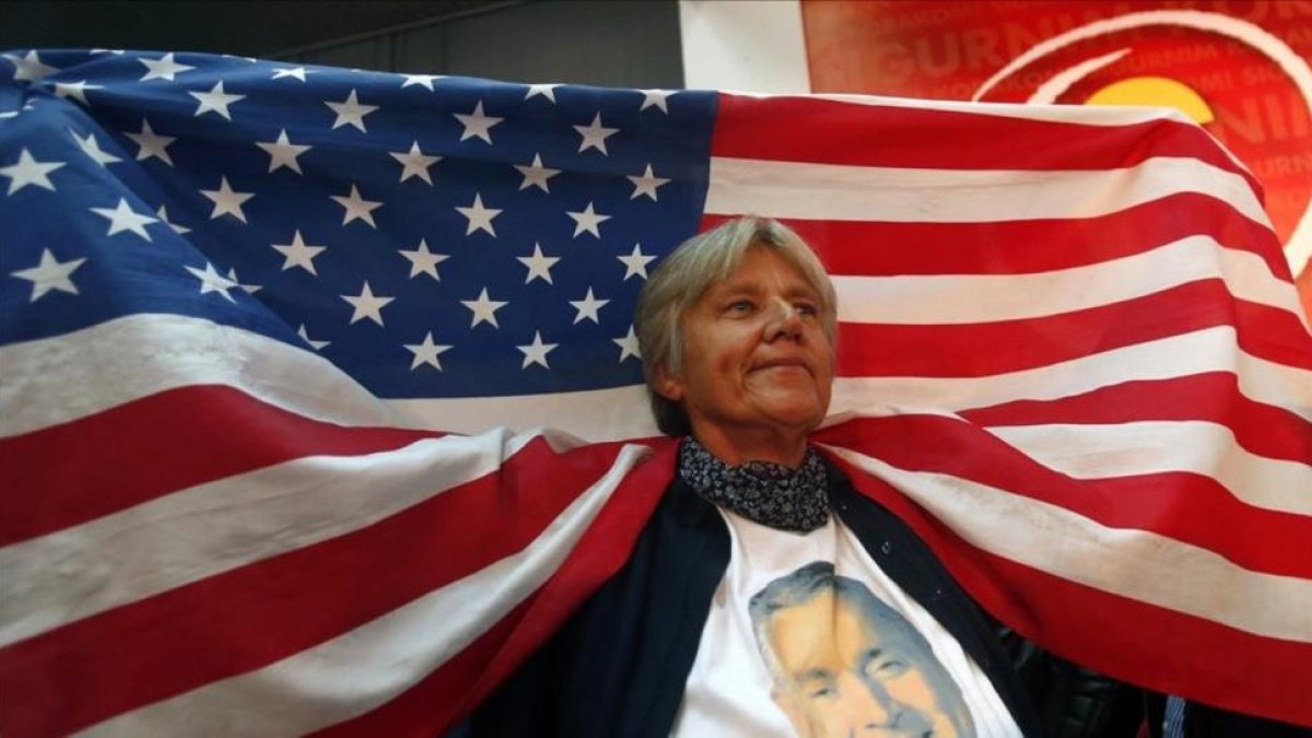 Una votante del DPS, del primer ministro de Montenegro, el prooccidental Milo Djukanovic, con una bandera de EEUU tras conocerse los resultados de las elecciones.-AP / DARKO VOJINOVIC