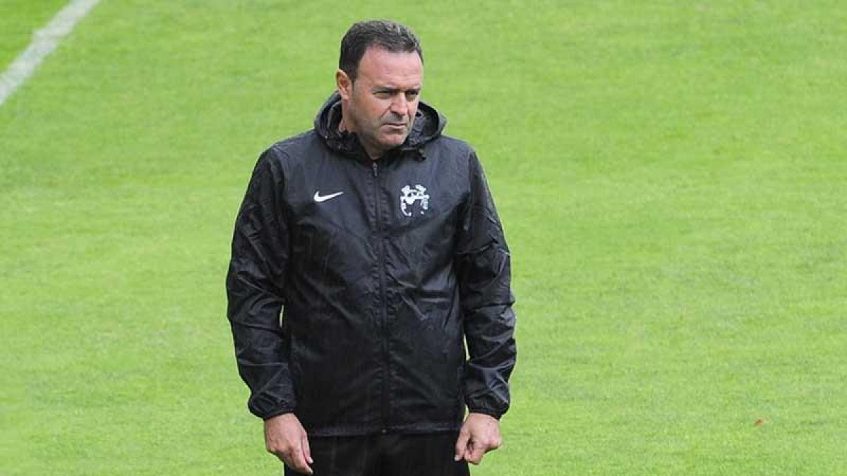 José María Salmerón sigue las evoluciones de un entrenamiento-Burgos CF