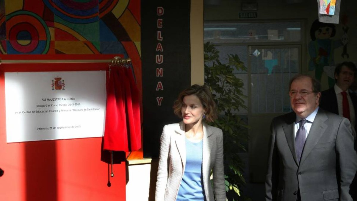 La Reina Letizia, junto al presidente de la Junta, Juan Vicente Herrera (D) en su al visita el Colegio de Educación Infantil y Primaria Marqués de Santillana de la capital palentina donde preside la apertura oficial del curso escolar 2015/2016-Ical