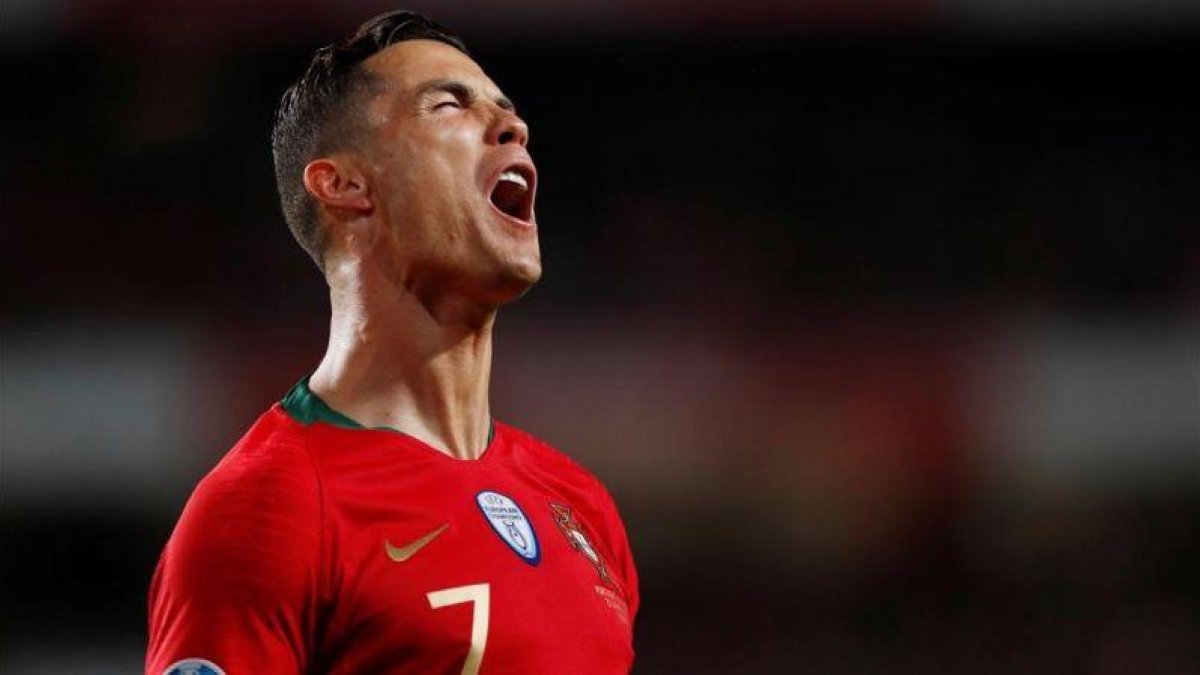 Cristiano Ronaldo se lamenta de una ocasión fallada ante Ucrania en Lisboa.-REUTERS / RAFAEL MARCHANTE