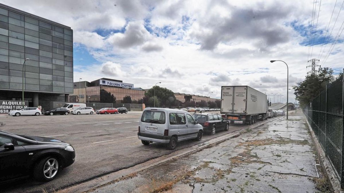 La avenida Alcalde Martín Cobos presenta este estado en alguno de sus puntos.-ISRAEL L. MURILLO